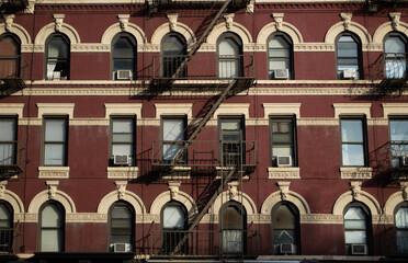 Edificio típico neoyorquino utilizado para la vivienda, de ladrillos, con ventanas de arco...