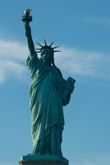 Fototapeta na wymiar Estatua de la Libertad en plano entero