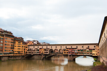 Ponte Vecchio sobre el Río Arno y sus edificios linderos