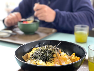 食堂で食事する男性の手元