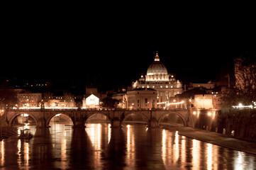 Fototapeta na wymiar Vista nocturno del río Tíber y al fondo la Basílica de San Pedro en el Vaticano. Roma, Italia