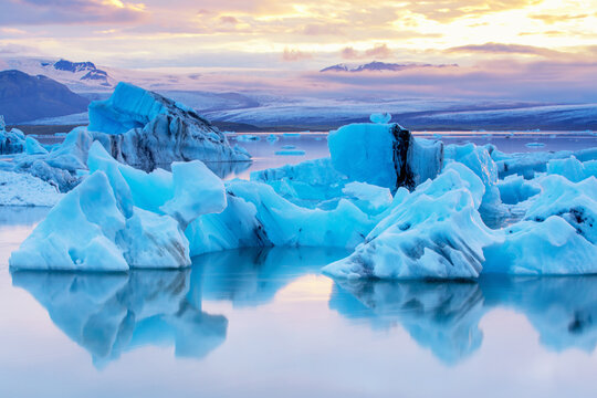 Jokulsarlon Lagoon at midnight sun, Iceland