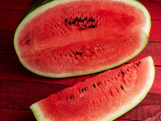 Sandia roja y jugosa sobre una mesa de madera.