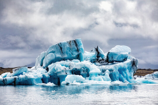 Icebergs floating in glacier lagoon, Jokulsarlon Lagoon, Iceland