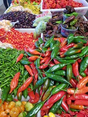 Diversos tipos de pimenta à venda em um mercado popular