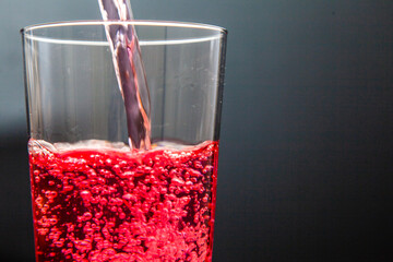 グラスに注がれる色水