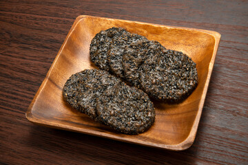 和菓子の黒胡麻せんべい
