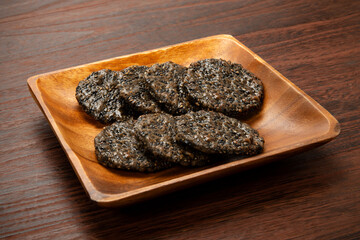 和菓子の黒胡麻せんべい

