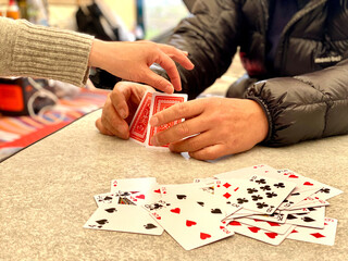 Obraz premium テント内でのトランプ遊び