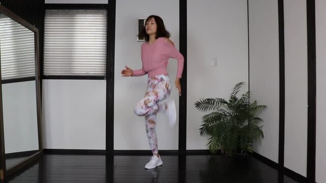 ヒールキック｜かかとをお尻にタッチして脚腰の筋力アップ