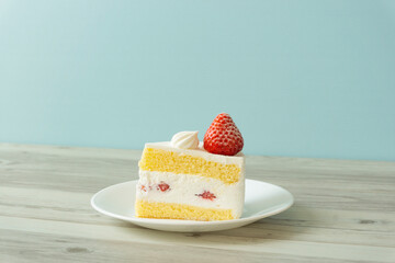 strawberry sponge cake on the table. テーブルの上のイチゴショートケーキ