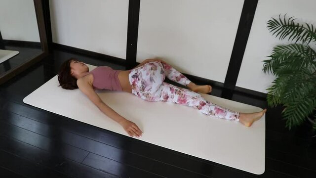 腰の捻転ストレッチ（寝ながら腰を伸ばして腰痛予防）