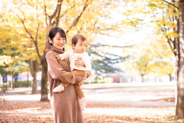 Fototapeta premium 秋の公園で遊ぶ赤ちゃんとママ 