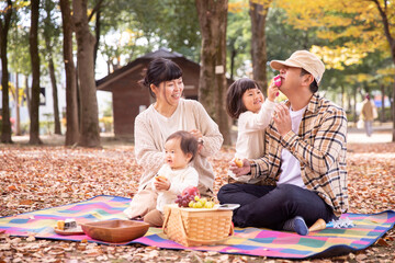 秋の公園でピクニックする家族・ファミリー
