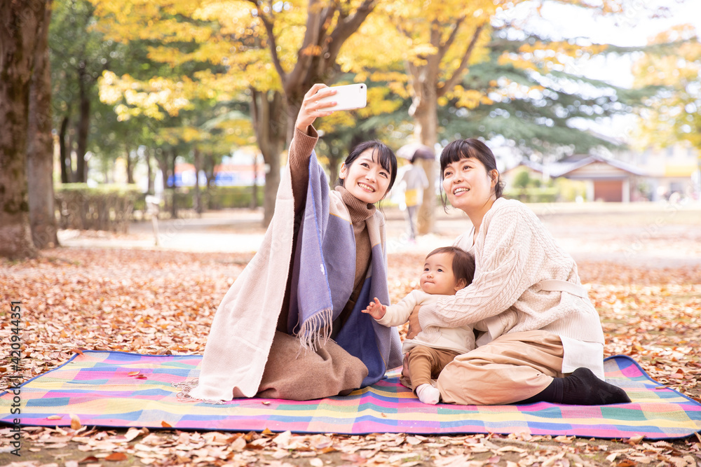 Poster 公園でママ友と自撮りする女性
