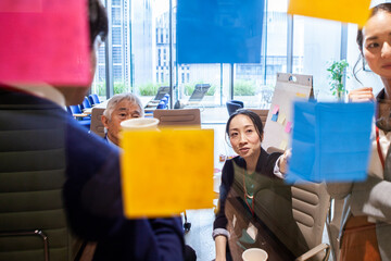 付箋にアイディアを書き出す企画チームの社員たち
