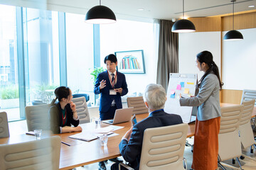 企画室で戦略会議を行う会社のメンバーたち