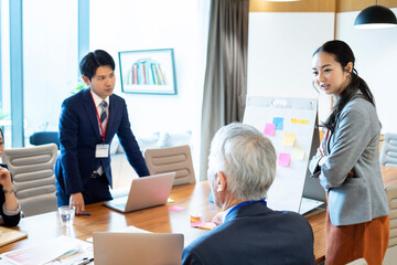 たくさんのアイディアを出し合う社員たち