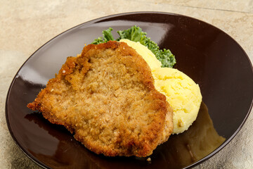 Crispy chicken schnitzel with mashed potato