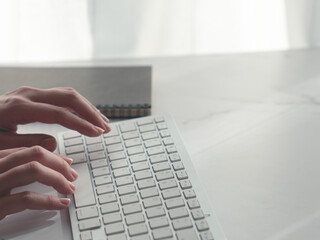 リモートワーク 在宅ワーク テレワーク パソコンのキーボードと手もと Wall Mural Patchii リモートワーク 在宅ワーク テレワーク パソコンのキーボードと手もと Wall Mural Patchii