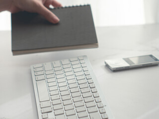 リモートワーク・在宅ワーク・テレワーク。パソコンのキーボードとノートと手もと。