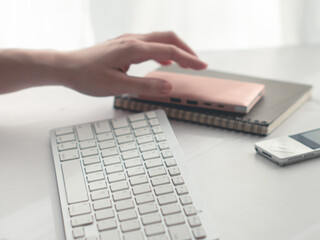 リモートワーク・在宅ワーク・テレワーク。ライフスタイル。パソコンのキーボードとノート。