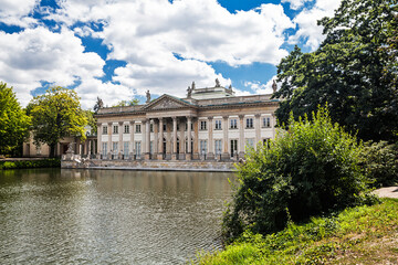Palace on the water. Historic building in the Royal Baths Park in Warsaw - obrazy, fototapety, plakaty