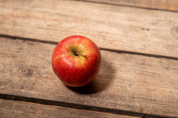 ROTER APFEL AUF EINEM HOLZBRETT