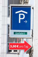 Verkehrsschild Parkhauseinfahrt, Pfeilwegweiser, Parkgebühr, Deutschland, Europa