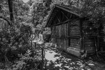 Alte Holzh&uuml;tte an einer Promenade in Dorf Tirol