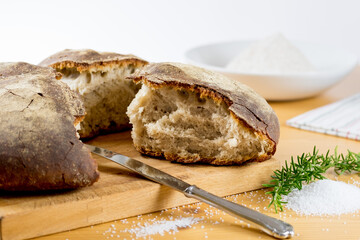 Brot frischer Brotlaib auf Holzbrett