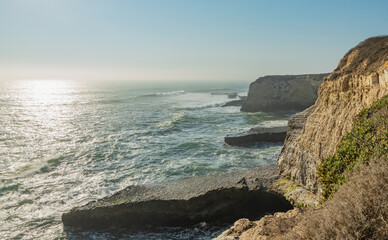 Fototapeta na wymiar Beautiful seascape of the Pacific coast in California, waves, rocks, sky, sun. Concept, perfect postcard and guide.