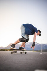 Plakat Skateboarder skateboarding on an open road doing freestyle tricks