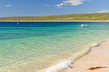 Obraz premium Turquoise water and white sand on the beach - Hamelin Bay, WA, Australia