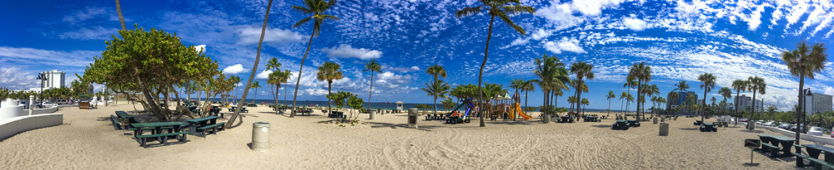 FORT LAUDERDALE, FL - FEBRUARY 2016: Tourists along Fort Lauderdale Beach Boulevard on a beautiful winter day - Panoramic view - obrazy, fototapety, plakaty