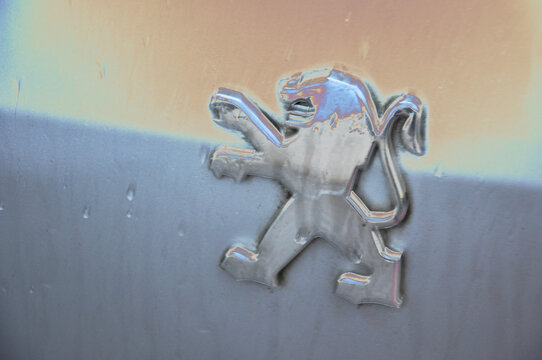 Das Logo von Peugot. Das Autozeichen der Herstellerfirma.  