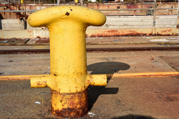 Bitta  di colore giallo dove vengono legati i cavi di ormeggio © Giovanni Cardillo