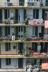 Veduta di Palazzina popolare con indumenti stesi ad asciugare