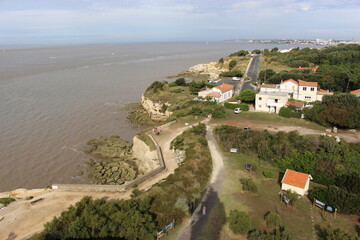 Fototapeta na wymiar La côte de Saint-Georges-de-Didonne à Royan vue depuis le phare de Vallières