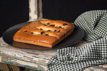Closeup shot of a tasty biscuit with ingredients on a wooden chair