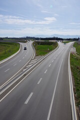 Route et échangeurs d'autoroutes avec voiture