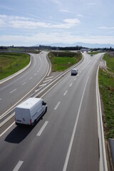 Route et échangeurs d'autoroutes avec voiture