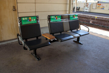 JR相生駅ホームの線路に対して並行なベンチ