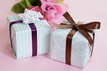 ミントカラーのプレゼントとバラの花