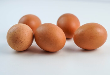 cinco huevos sobre un fondo blanco