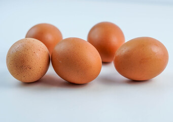 cinco huevos sobre un fondo blanco