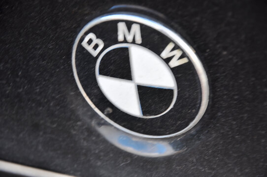 Das Logo von BMW. Das Autozeichen der Herstellerfirma.  