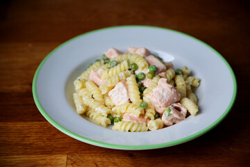 Frischer Norwegischer Lachs mit Nudeln und Erbsen