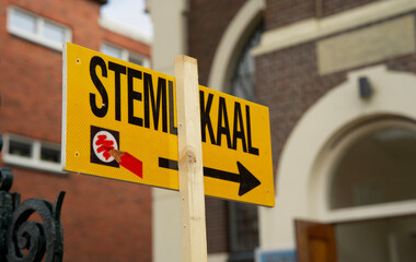 Dutch-language sign that points the way to the polling station
