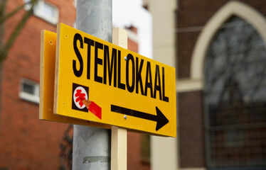 Dutch-language sign that points the way to the polling station